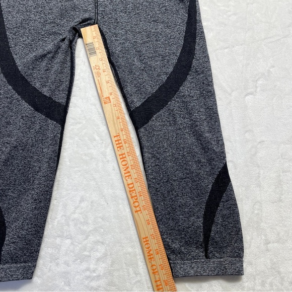 FABLETICS Women Cropped Capri Tight Leggings Seamless Black Gray Med/Large - Picture 5 of 10